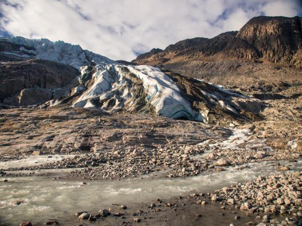 The glaciers in this area are retreating at an alarming pace. This one dives down all the way to a proglacial lake on Google Earth images from 2014. Now it had already retreated over 100m from the lake. Instead of using my packraft to bypass the glacier front on the lake, I could ford the icy meltwater stream 